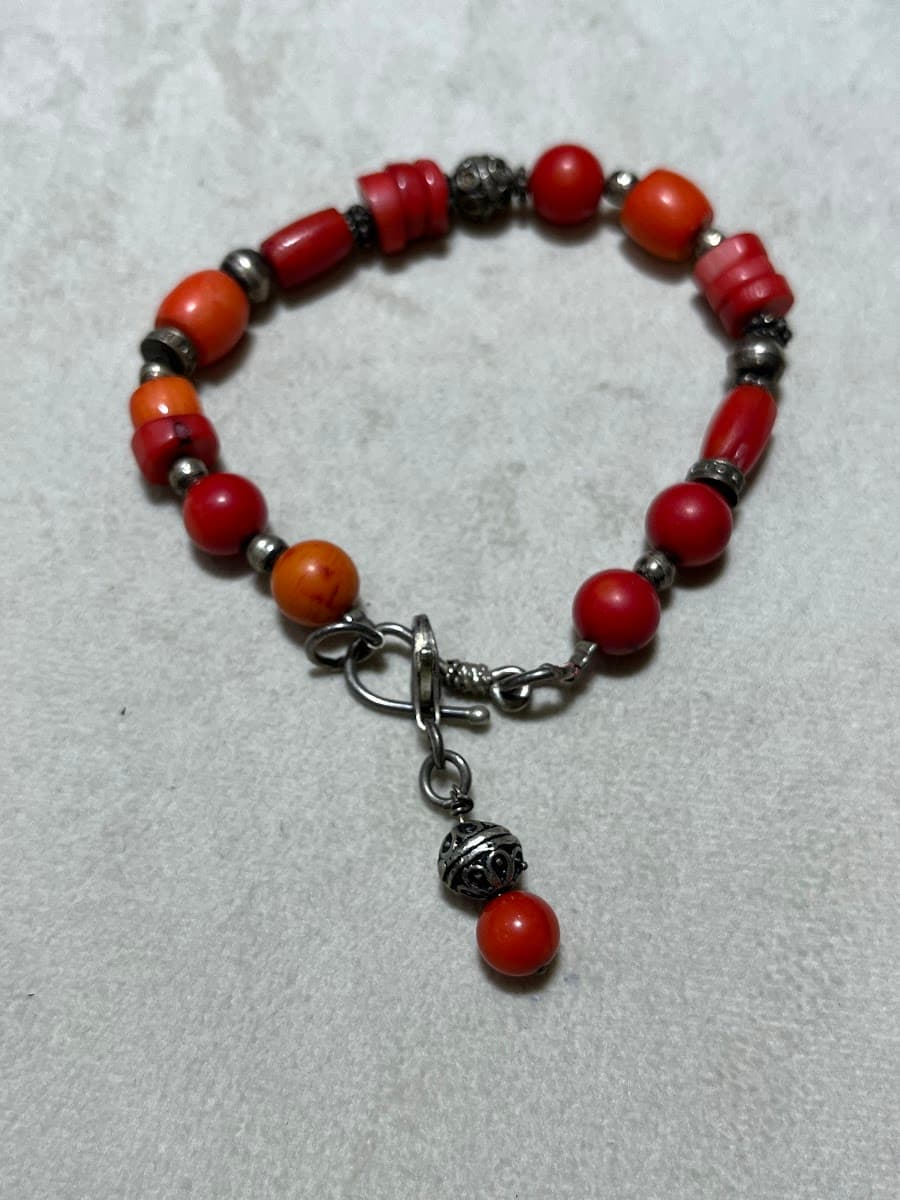 Bracelet en perles de corail et argent