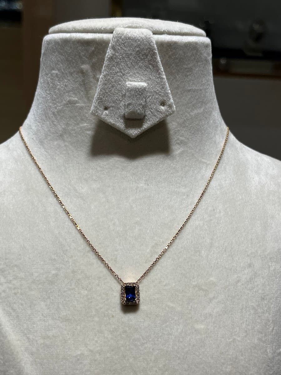 Collier en or rose avec saphir bleu et diamants