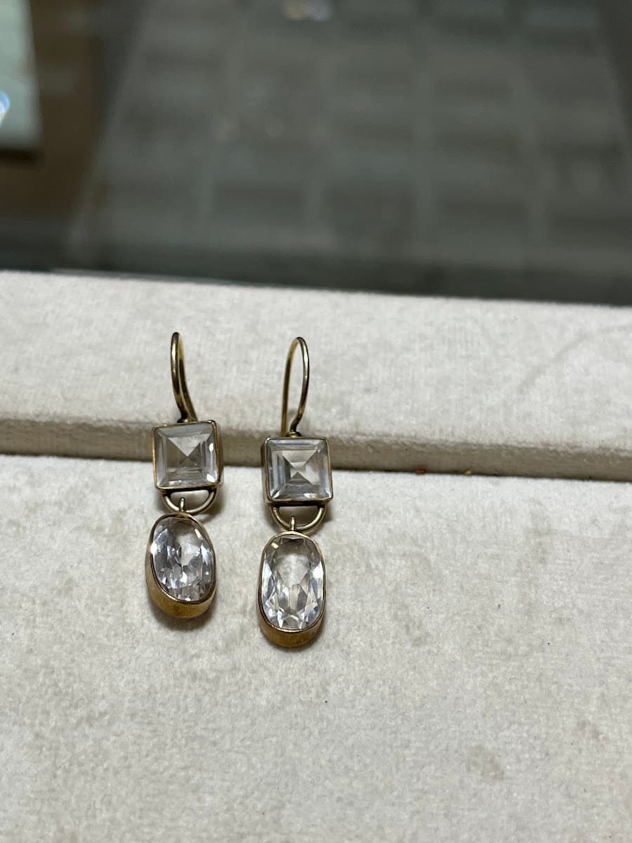 Boucles d'oreilles tiges longues en or et pierres blanches