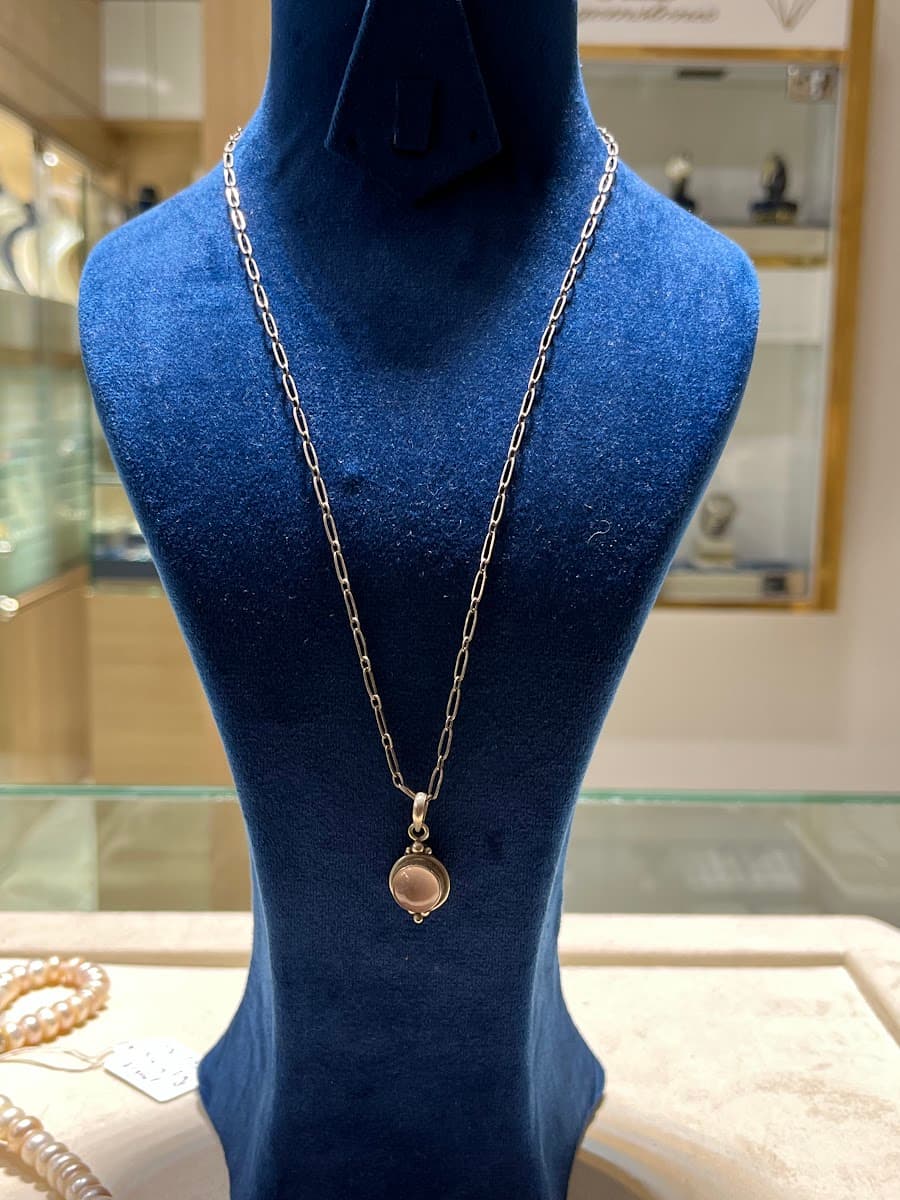 Collier avec pendentif en pierre rose