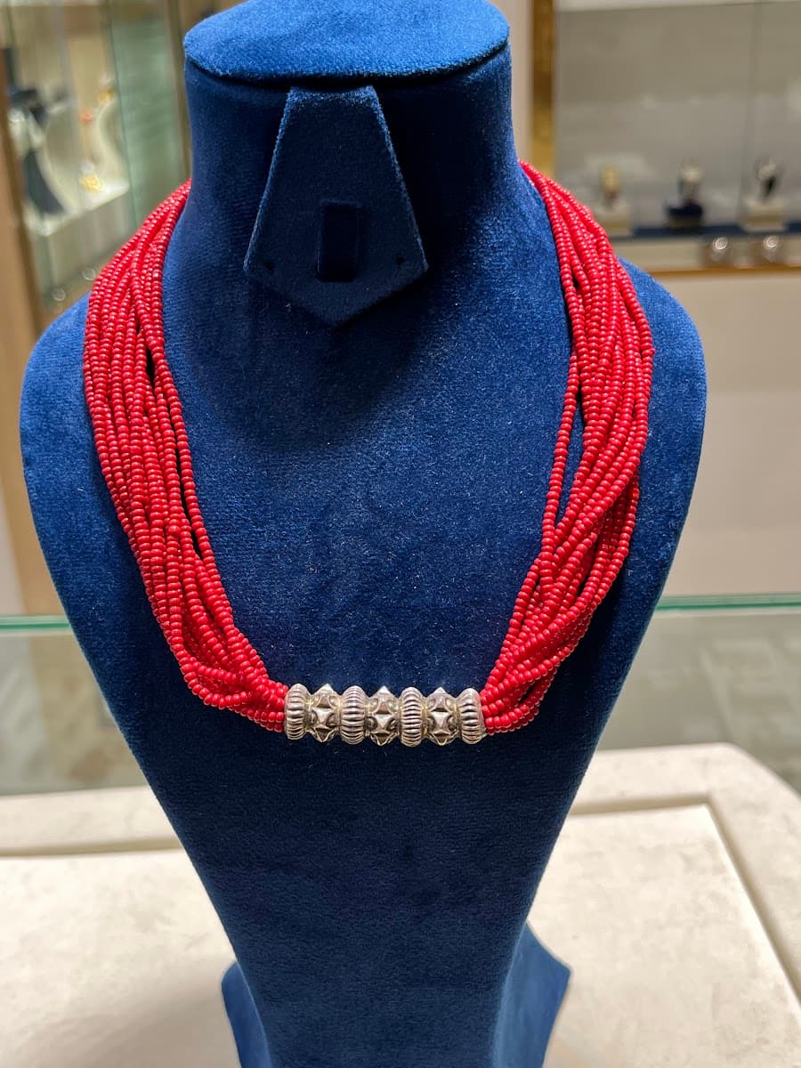 Collier multi-rangs en perles de corail rouge avec entretoises en argent