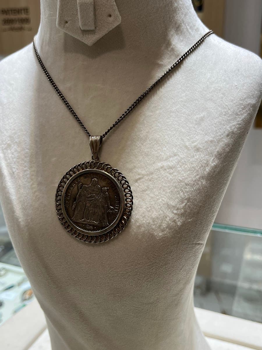 Collier avec pendentif pièce de monnaie
