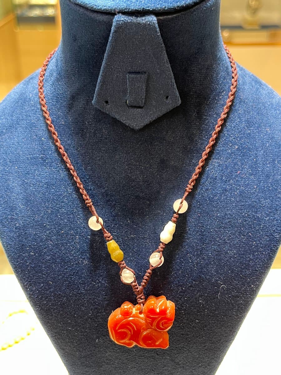 Collier ornemental avec pendentif animalier