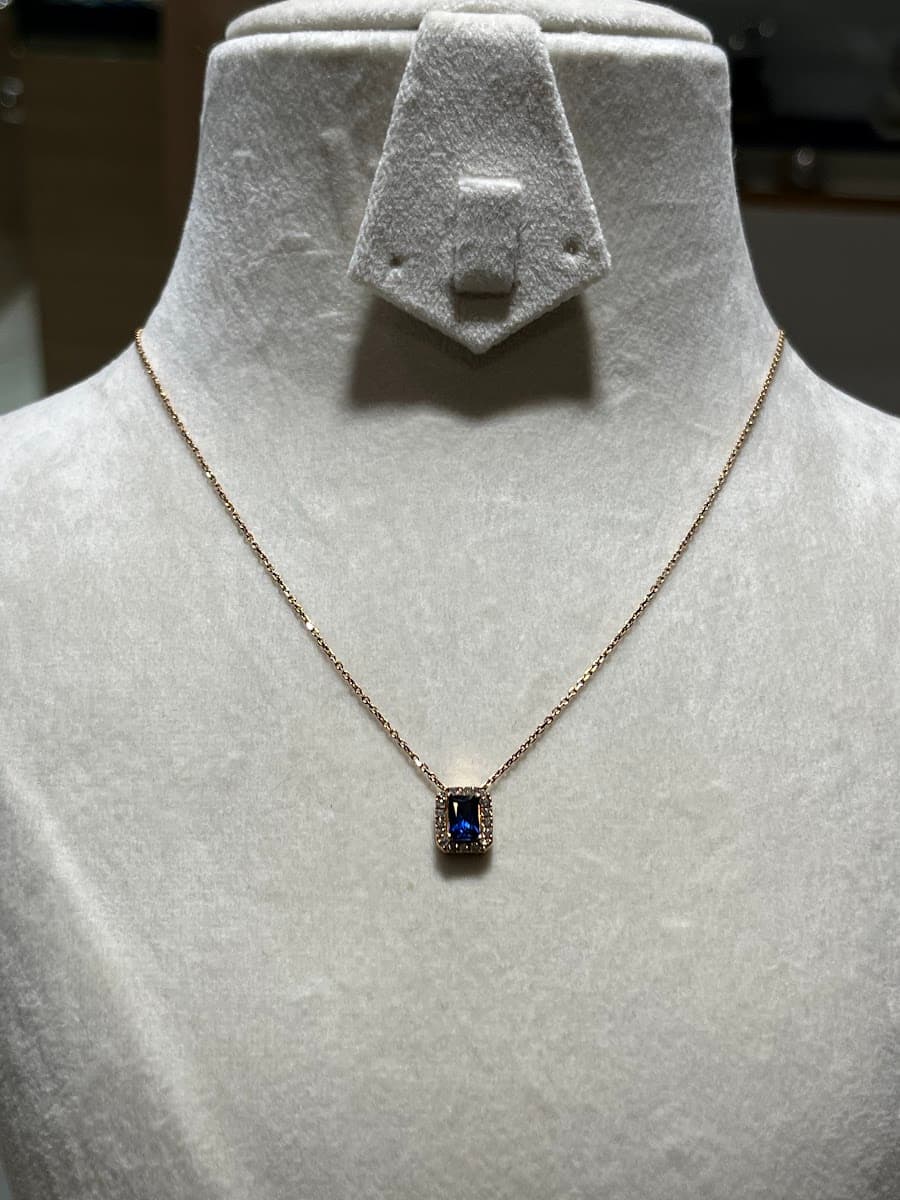 Collier en or avec saphir bleu