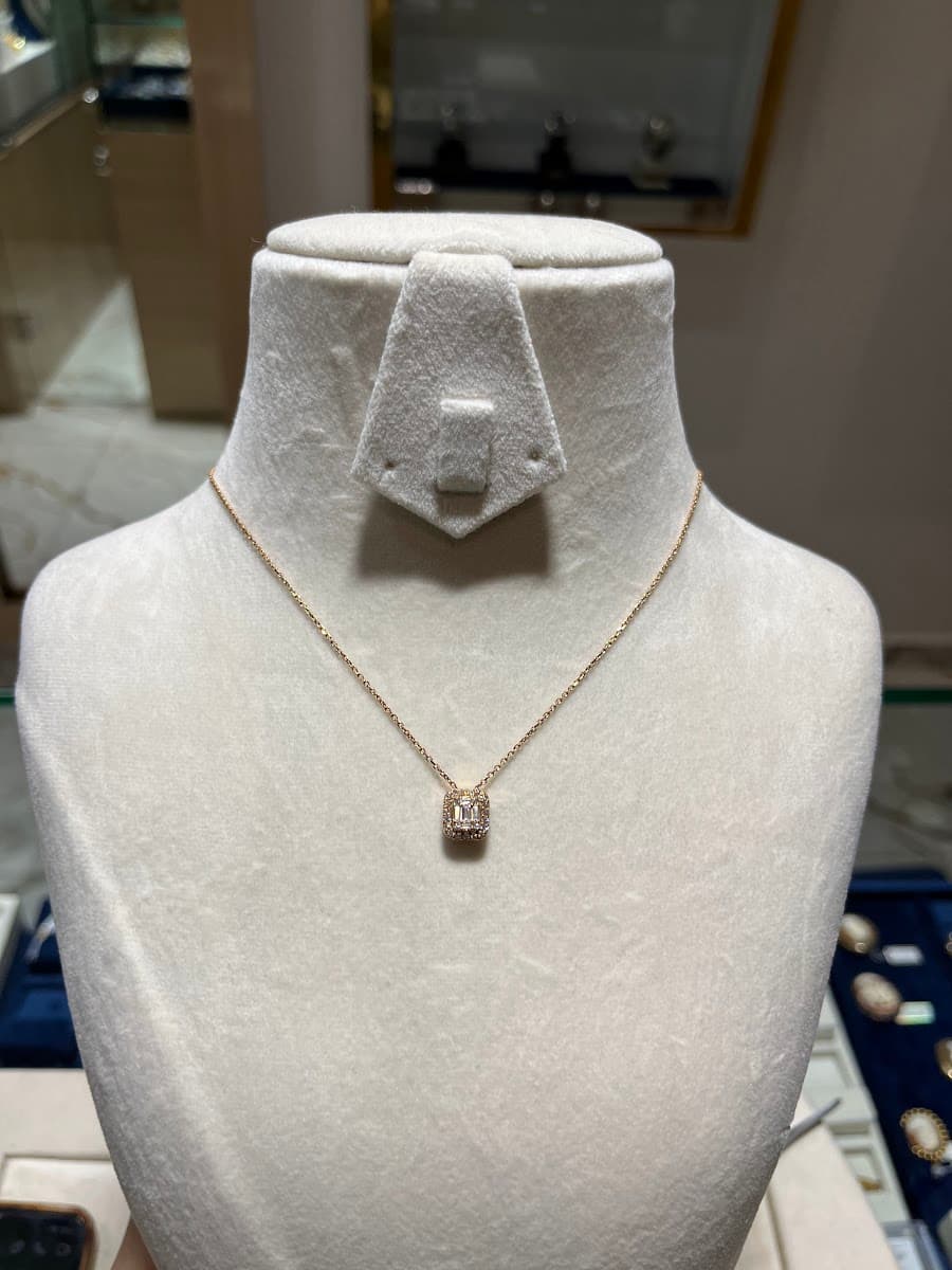Collier en or avec pendentif diamants taille émeraude