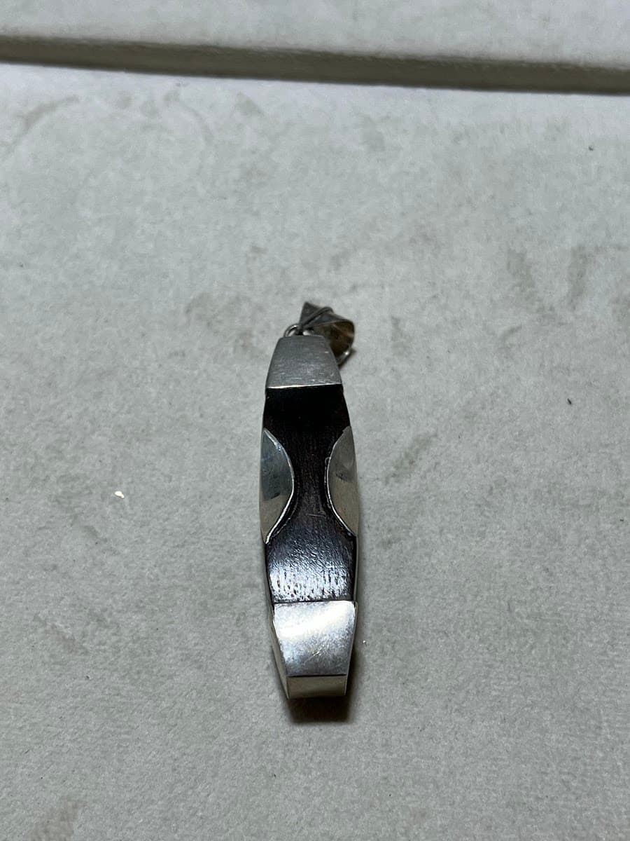 Pendentif fiole en argent et bois sombre