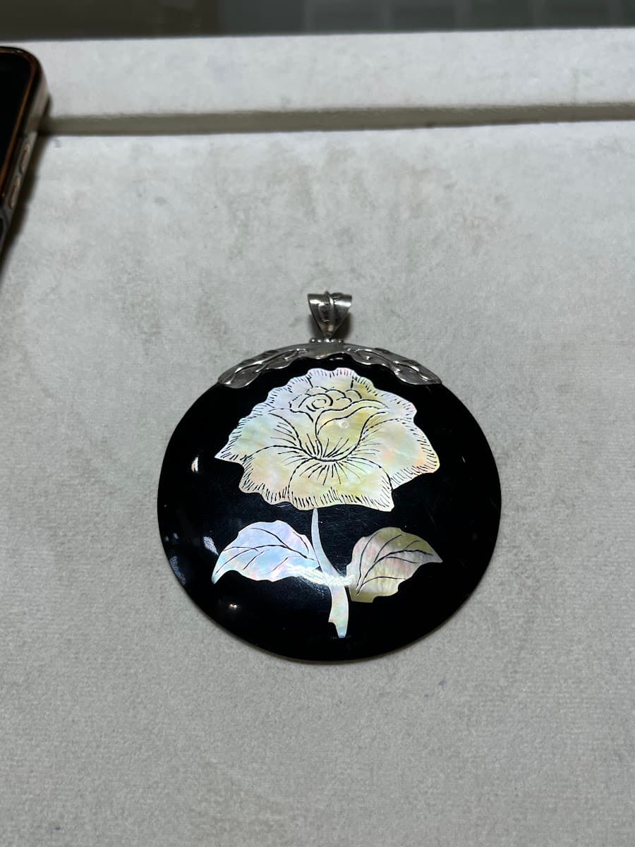Pendentif rond en onyx avec incrustation de nacre en forme de rose