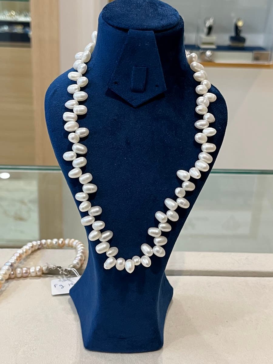 Collier de perles blanches en forme de larme