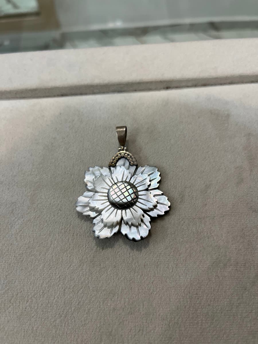 Pendentif fleur en nacre