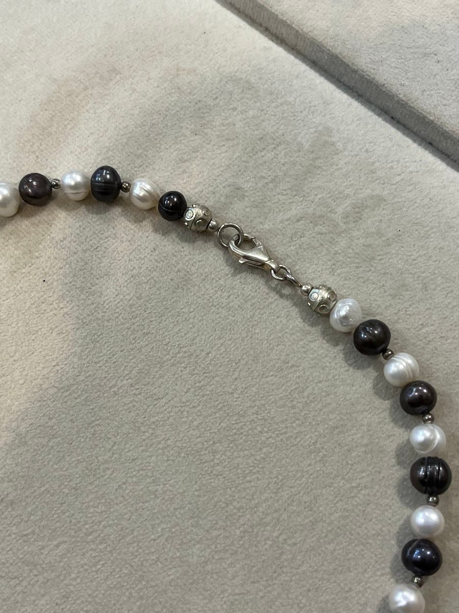 Collier de perles noires et blanches