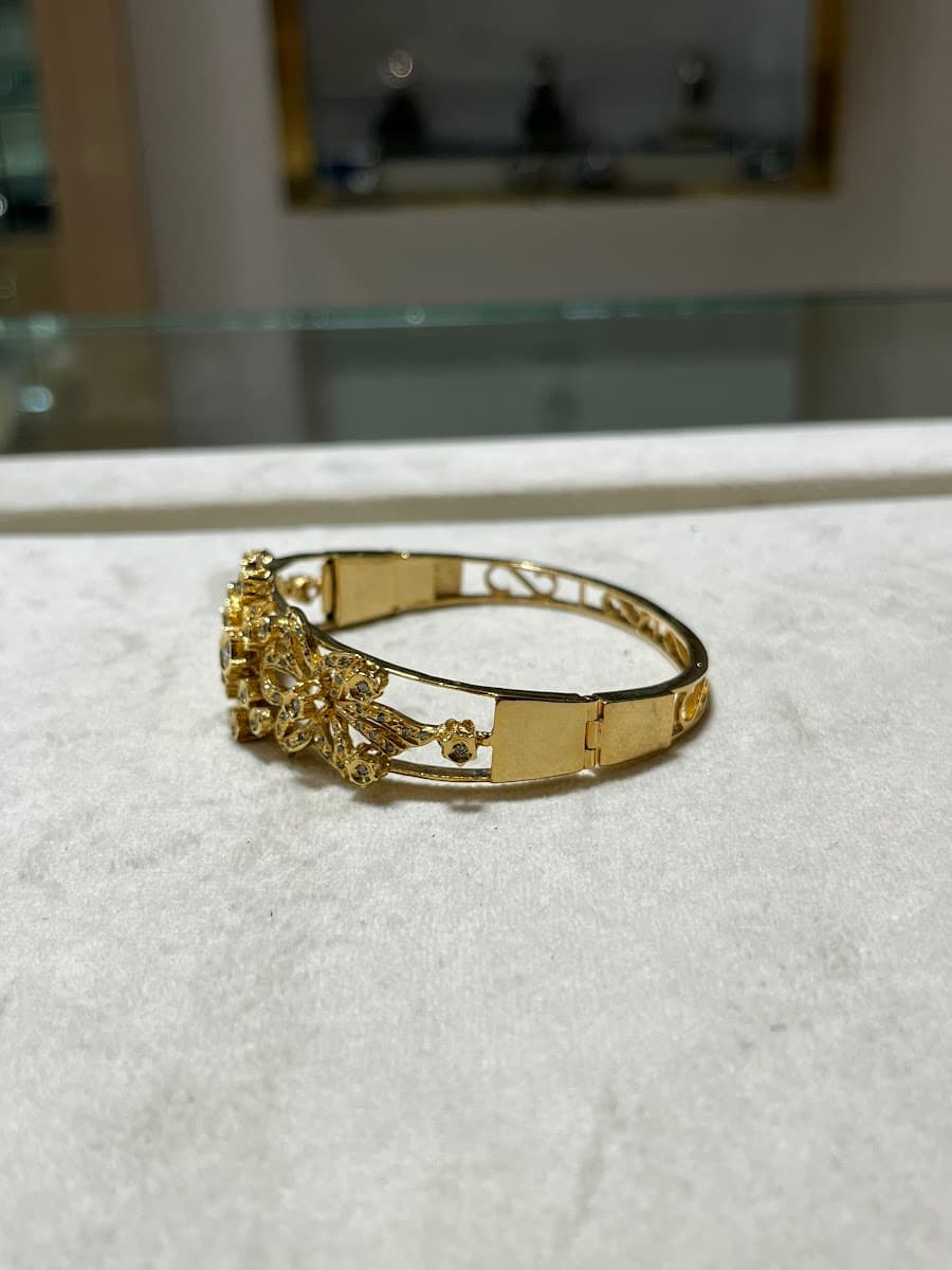 Bracelet rigide en or avec motifs floraux et diamants