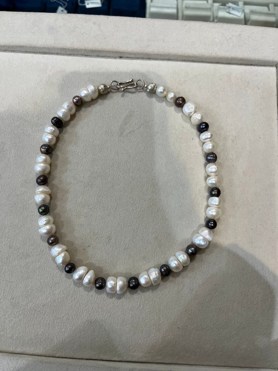 Collier de perles avec perles foncées