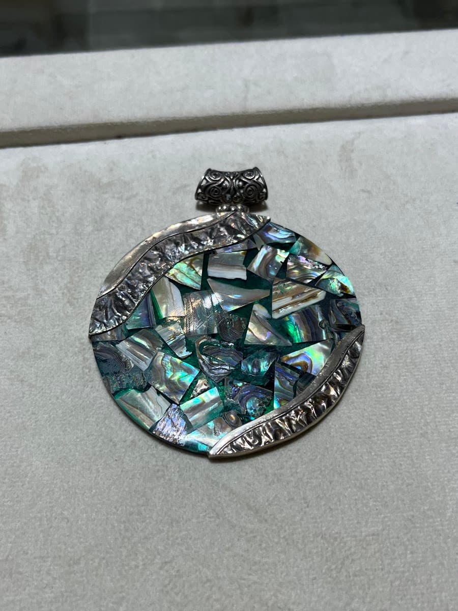 Pendentif rond en nacre et argent