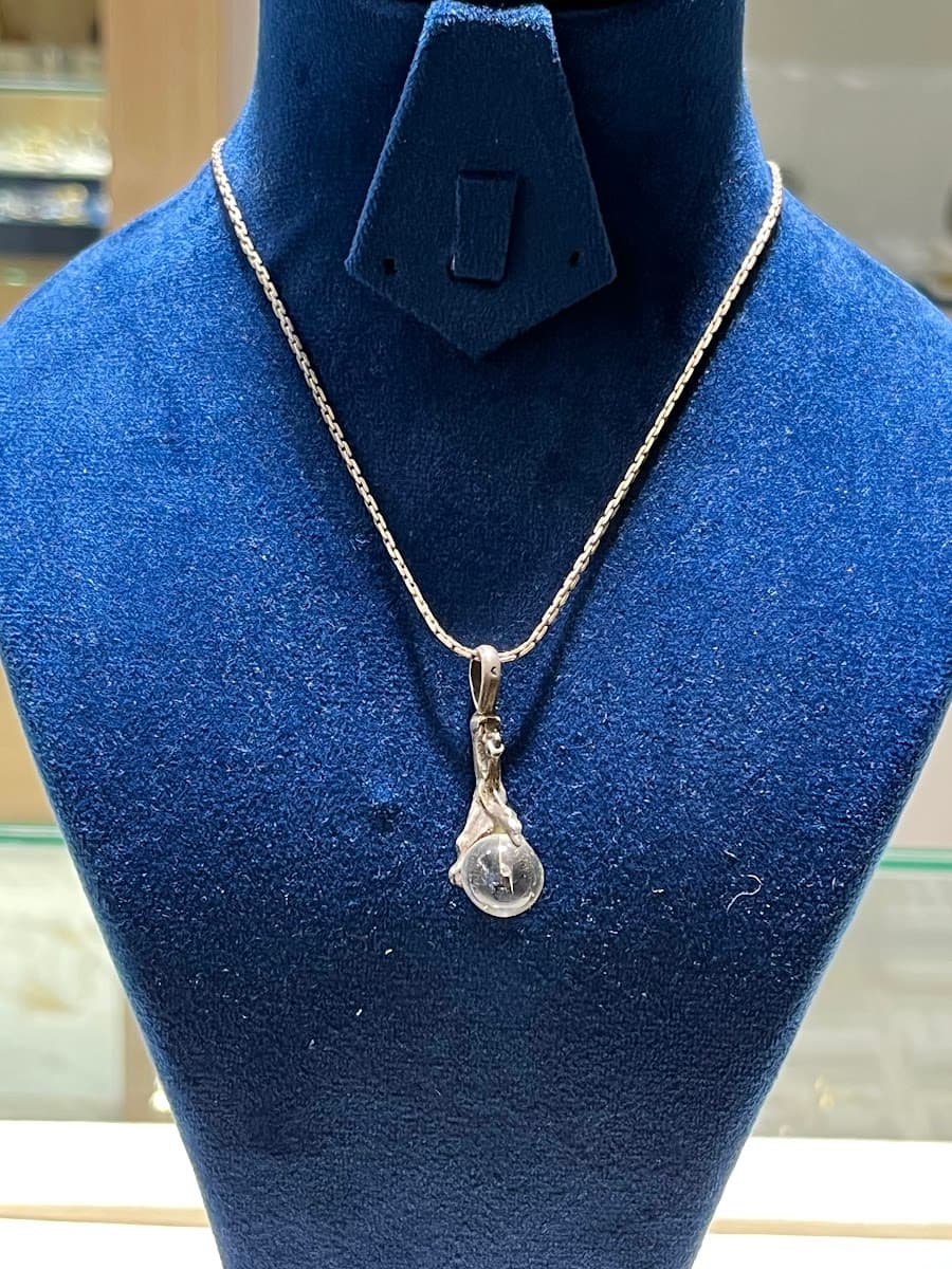 Collier avec pendentif sphérique en argent