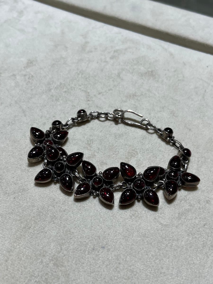 Bracelet en argent orné de grenats
