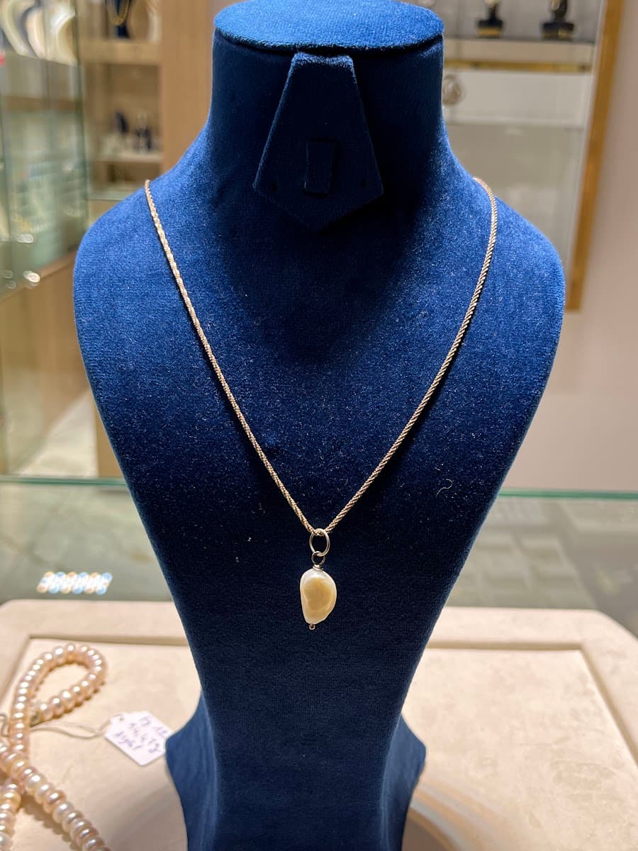 Collier avec pendentif en perle baroque