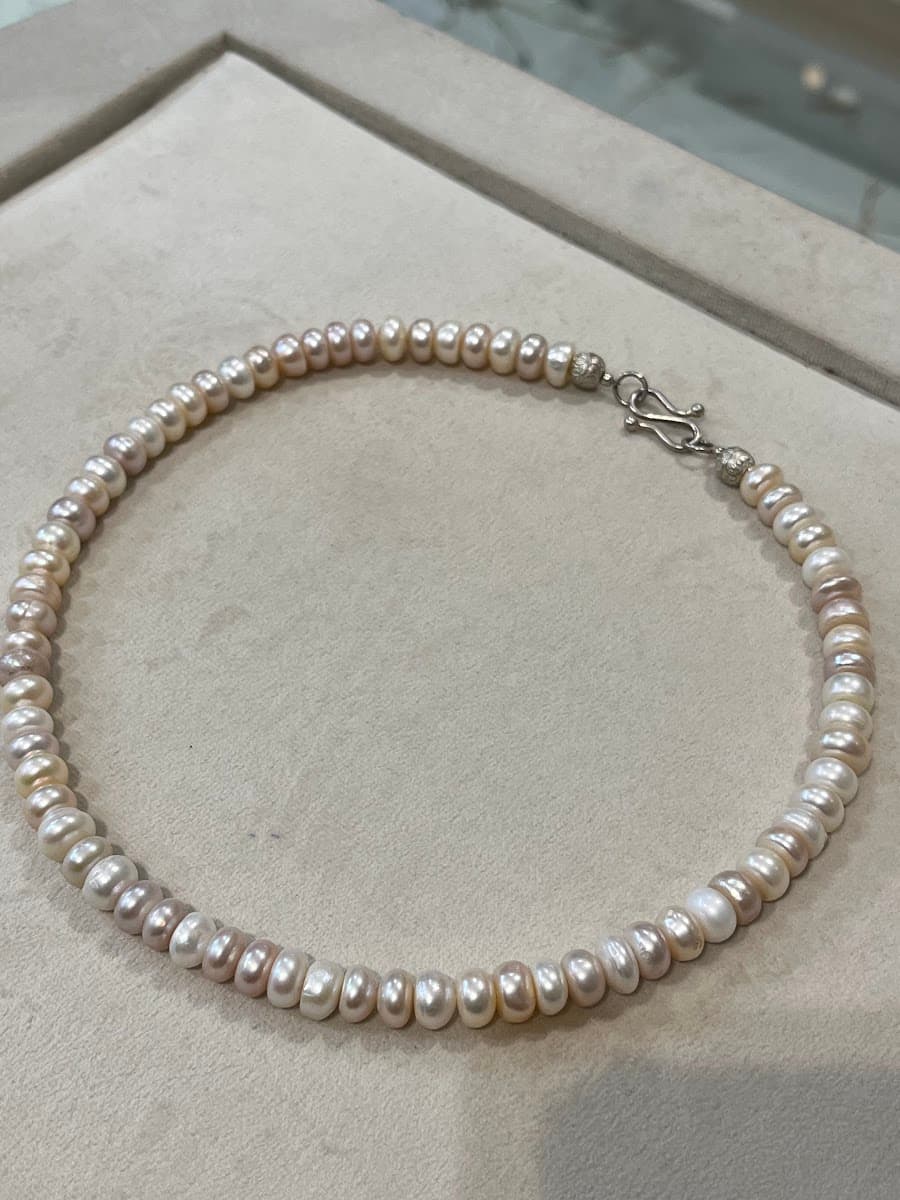 Collier de perles d'eau douce roses et blanches