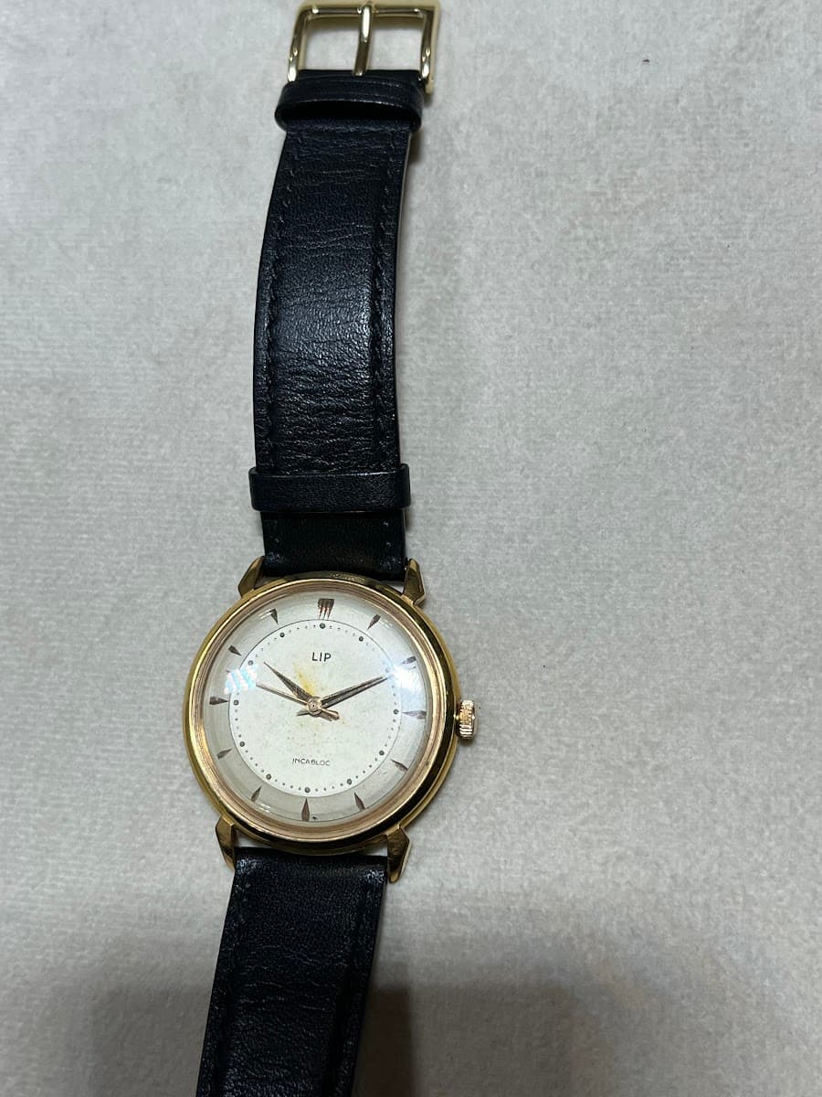 Montre vintage LIP plaqué or avec bracelet en cuir noir