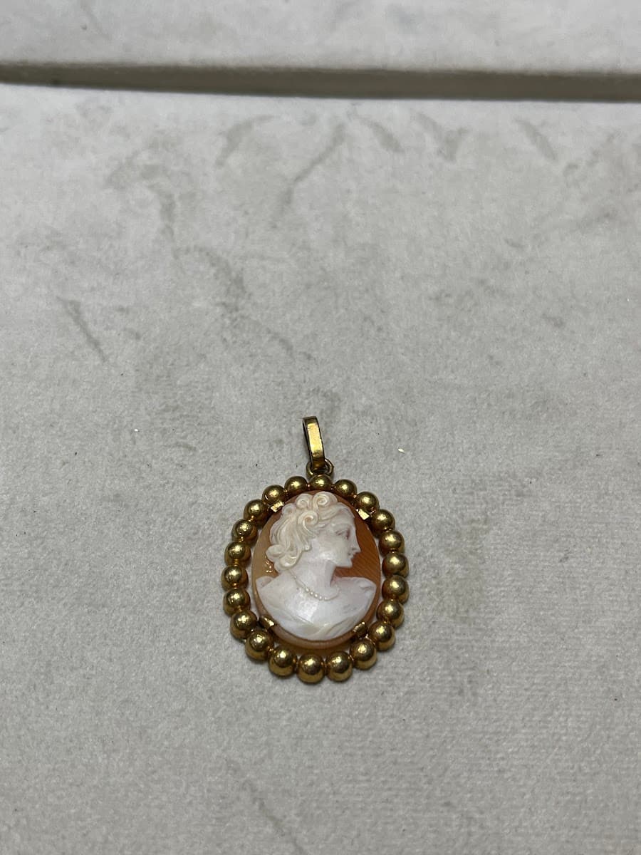 Pendentif ovale doré camée