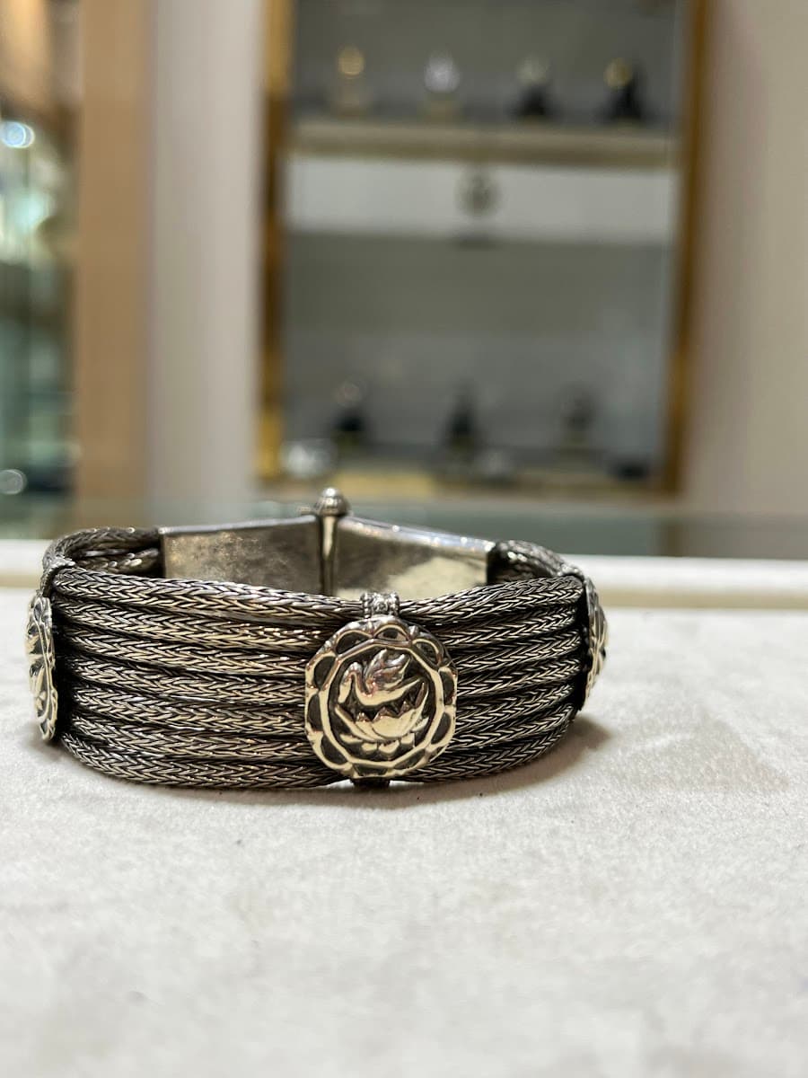 Bracelet tressé en argent avec motifs floraux