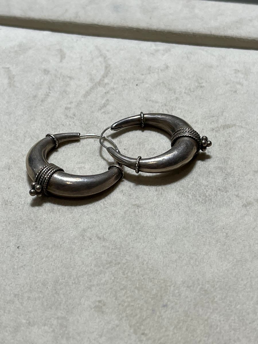 Créoles en argent ornées de motifs torsadés et de petites boules décoratives