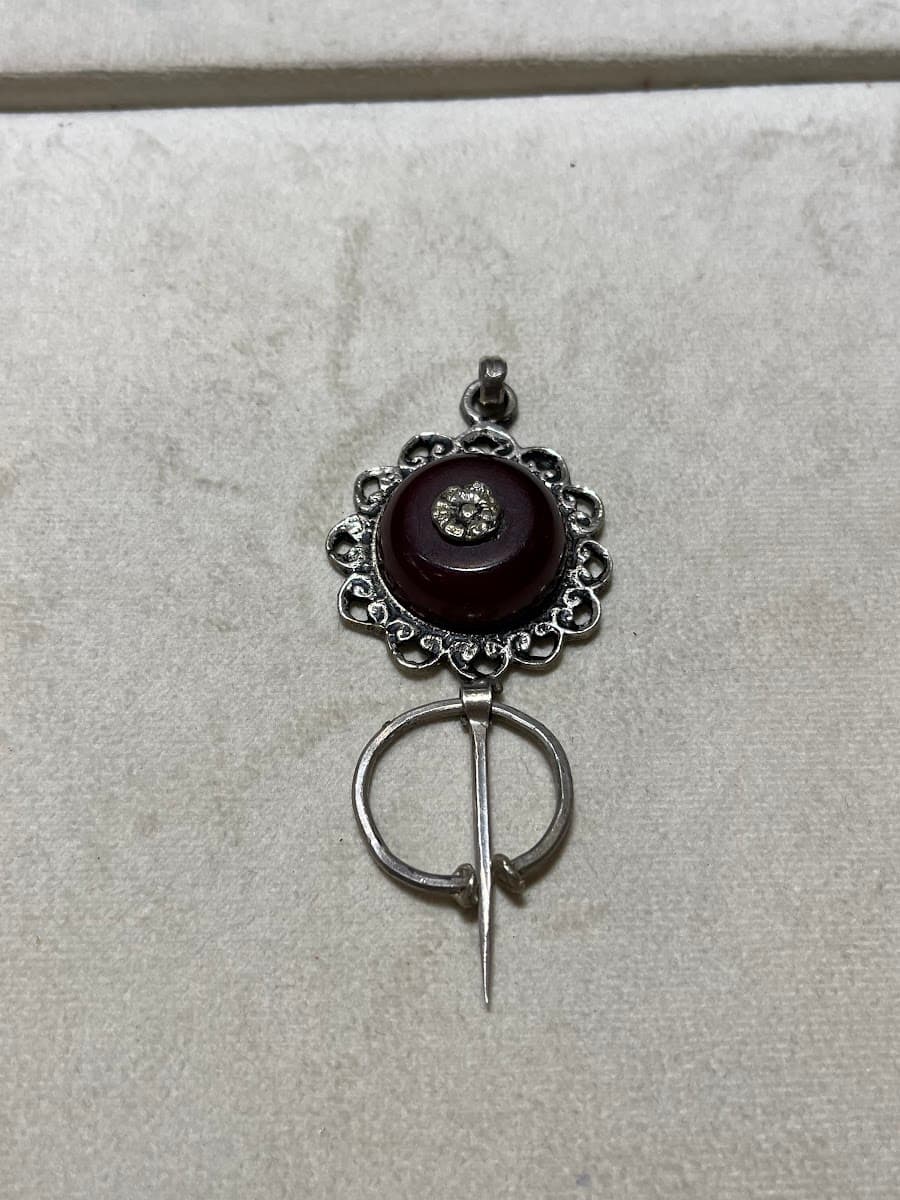 Pendentif cabochon orné avec broche intégrée