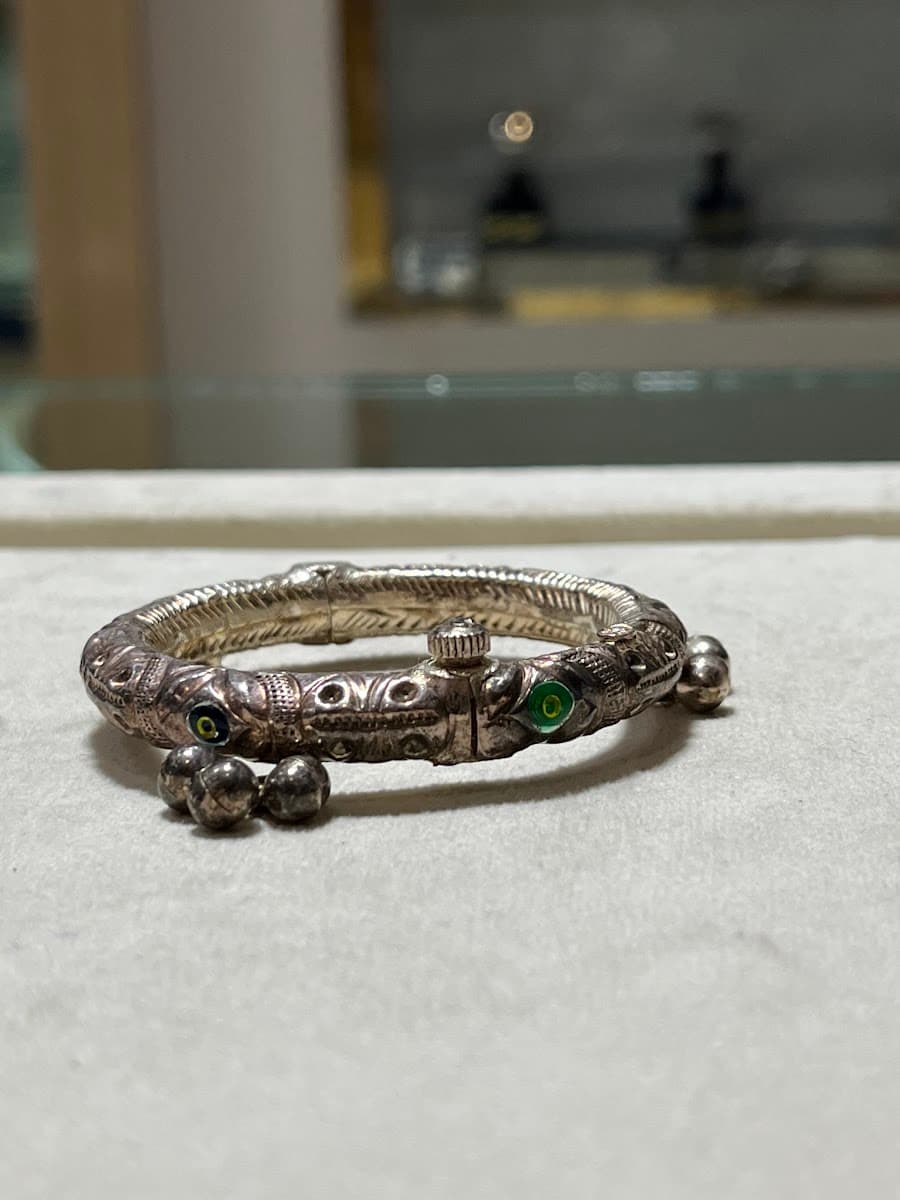 Bracelet serpent en argent avec incrustations vertes