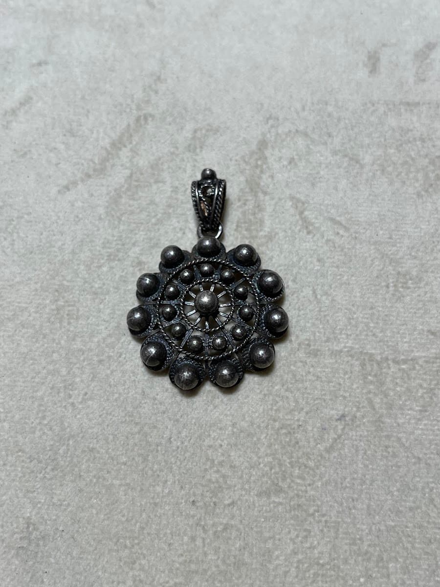 Pendentif fleur en argent avec motifs circulaires