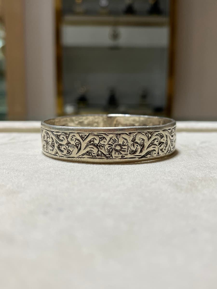 Bracelet en argent orné de motifs floraux