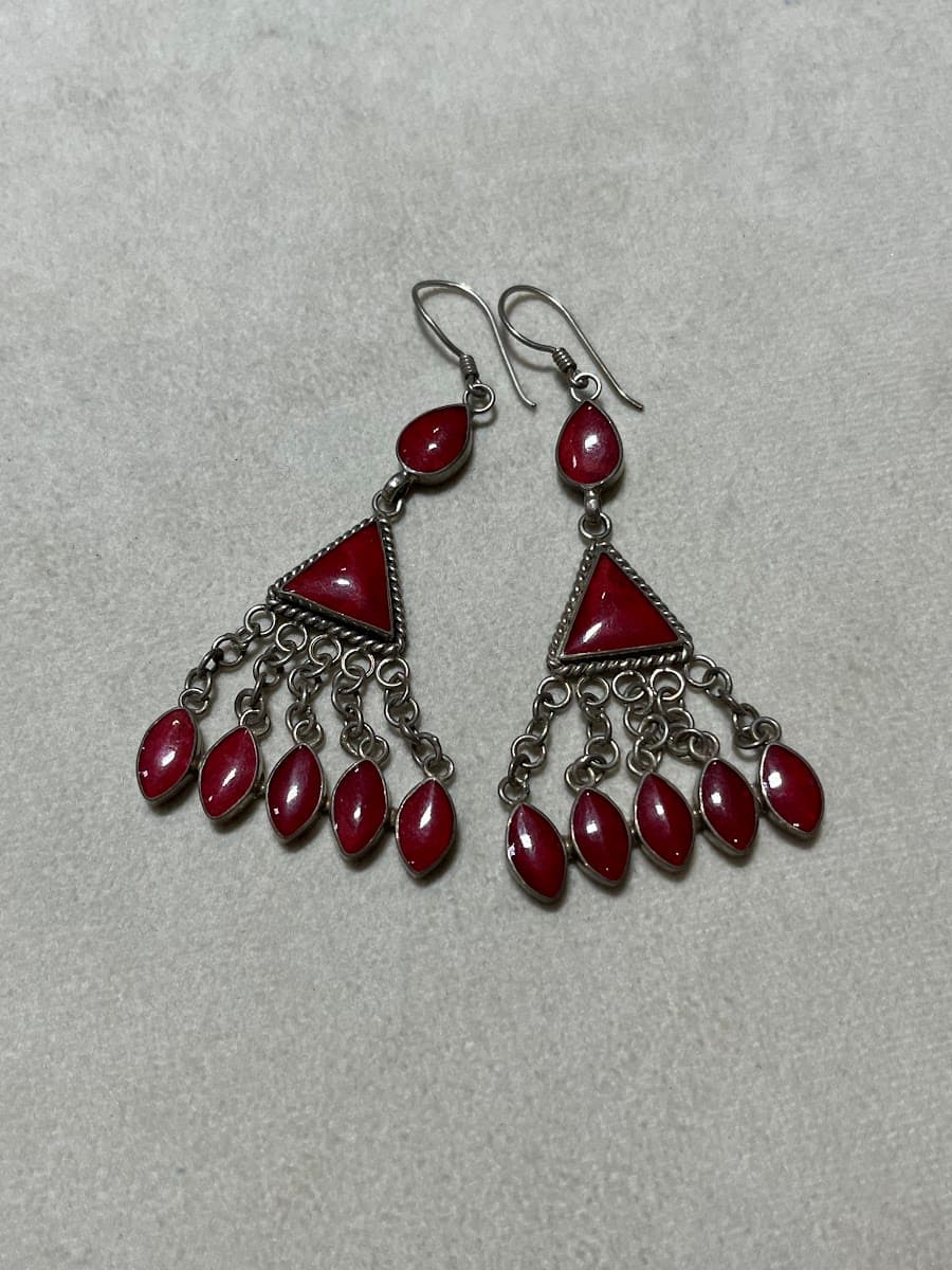 Boucles d'oreilles pendantes ethniques en argent et pierres rouges