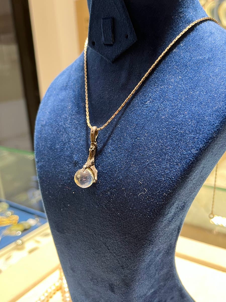 Collier avec pendentif en or et sphère de quartz
