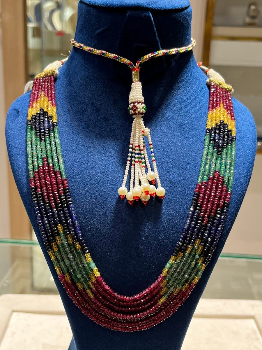 Collier multi-rangs en pierres précieuses