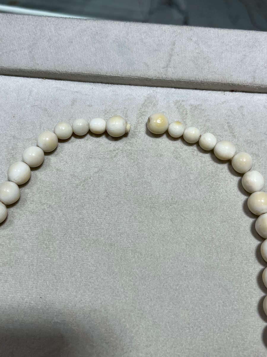 Collier de perles ivoires