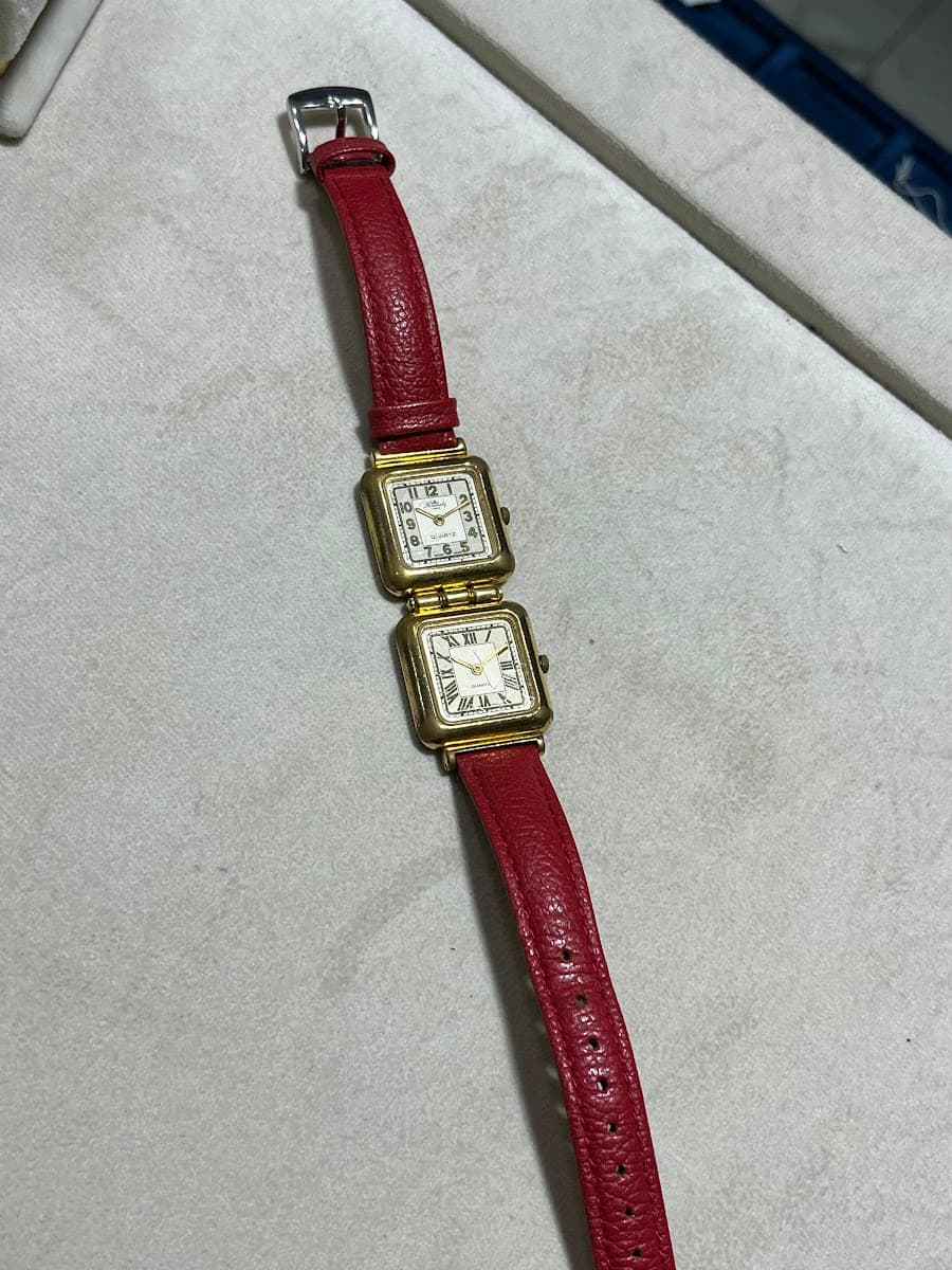 Montre vintage à double cadran avec bracelet en cuir rouge