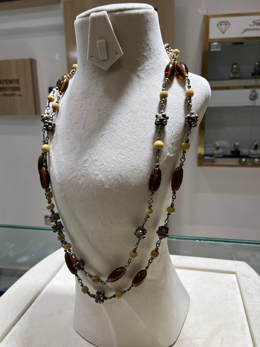 Collier à plusieurs rangs avec perles en verre ambré et perles beiges