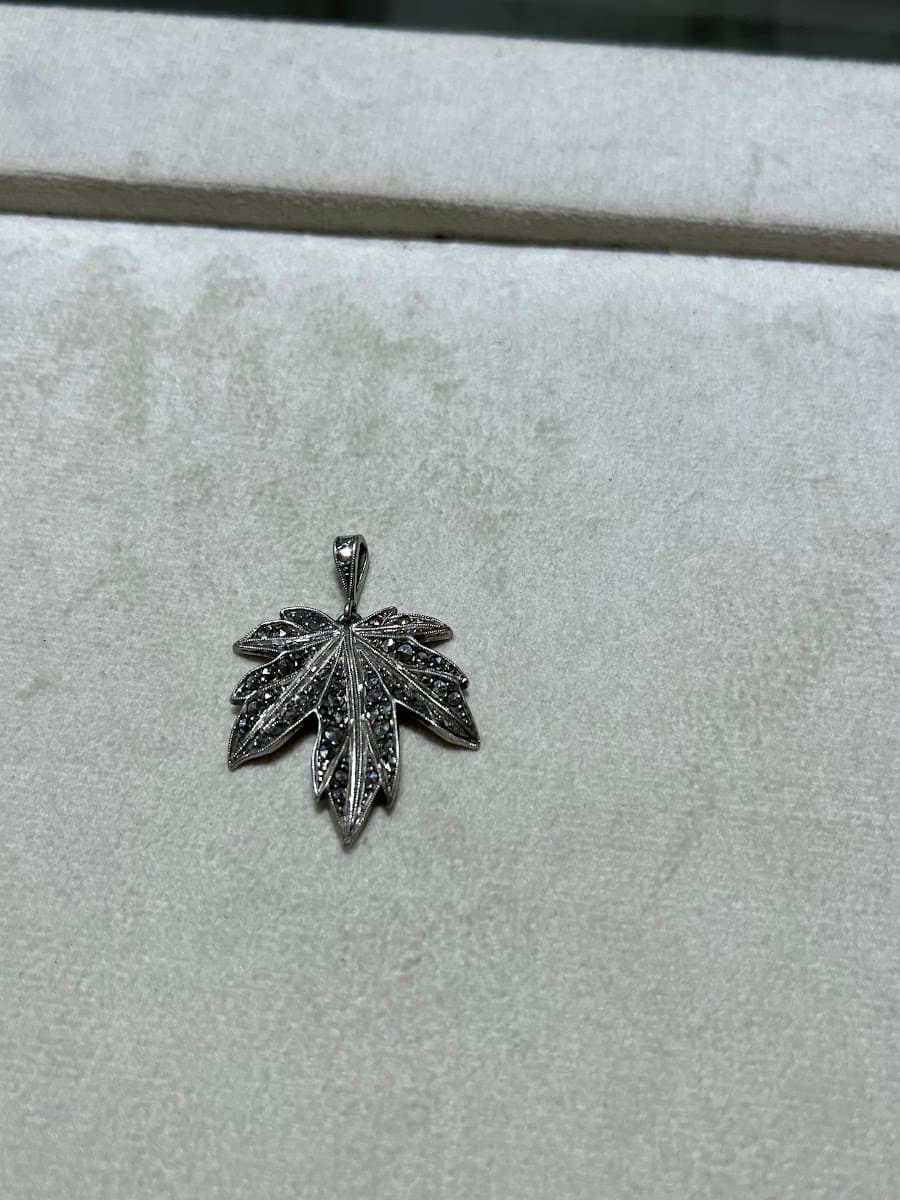 Pendentif feuille d'érable en argent et marcassite
