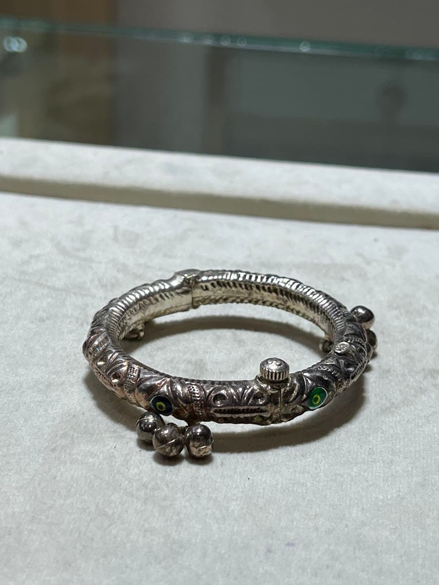Bracelet artisanal en argent avec décorations émaillées