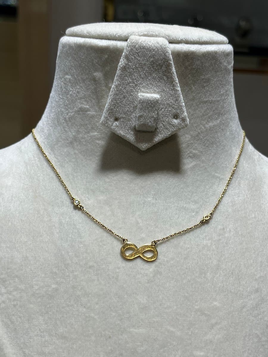 Collier en or avec symbole infini et diamants