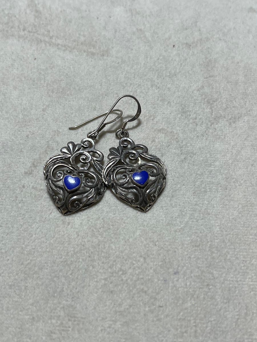 Boucles d'oreilles argentées avec cœur bleu