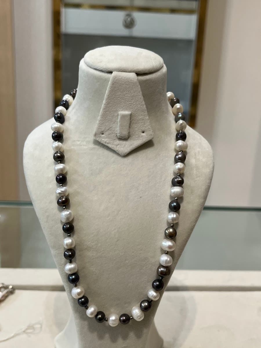 Collier de perles blanches et noires