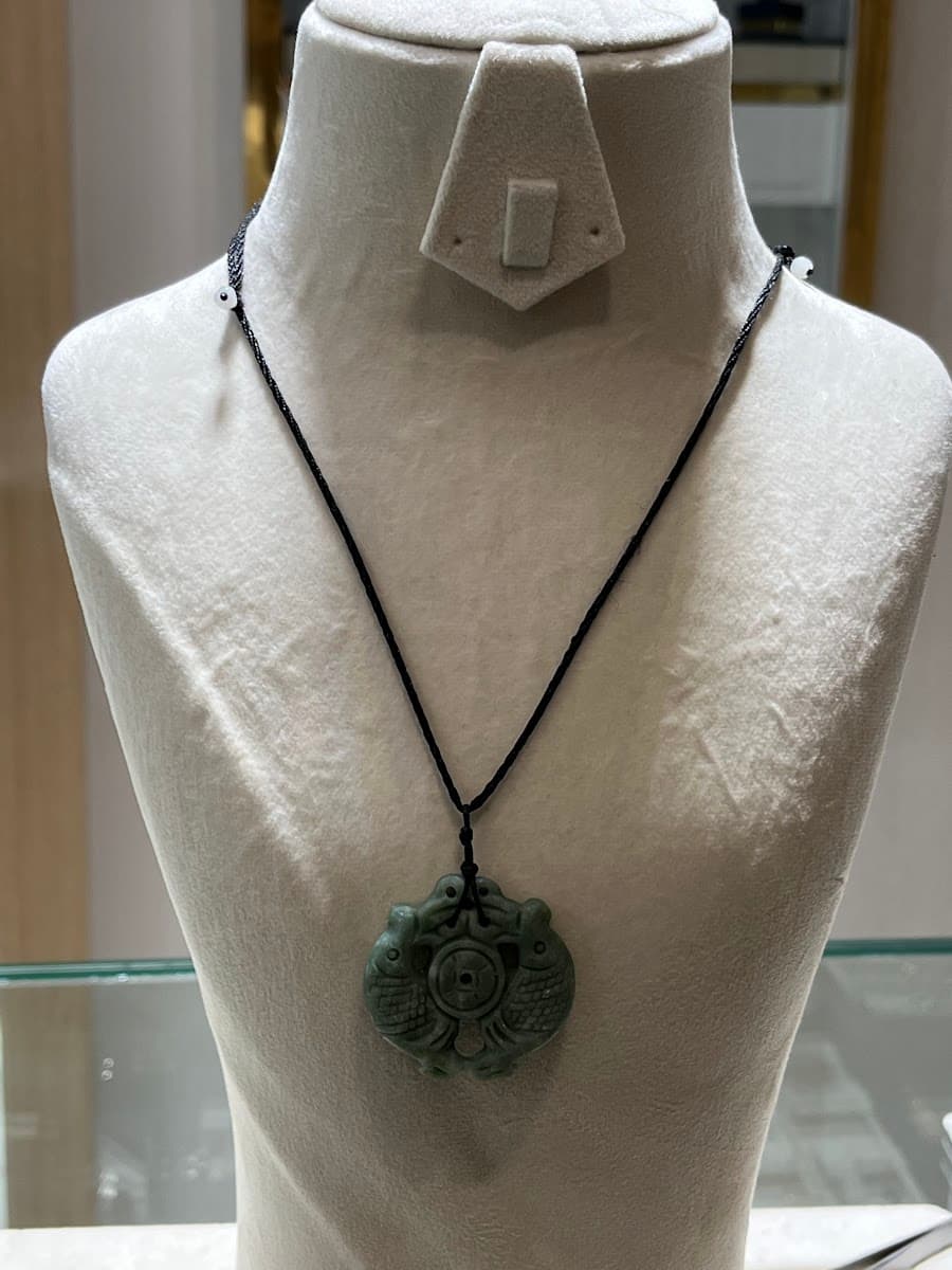 Collier avec pendentif poisson en jade