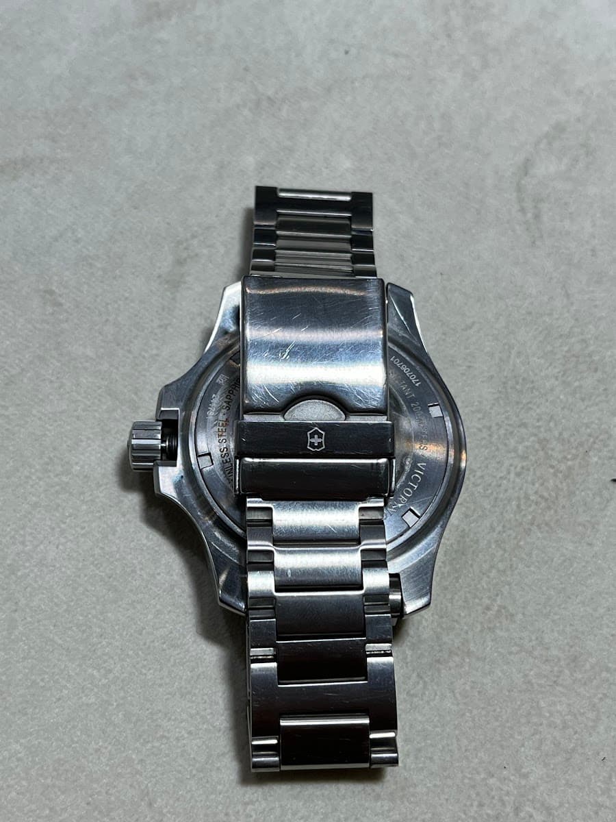 Montre Victorinox en acier inoxydable