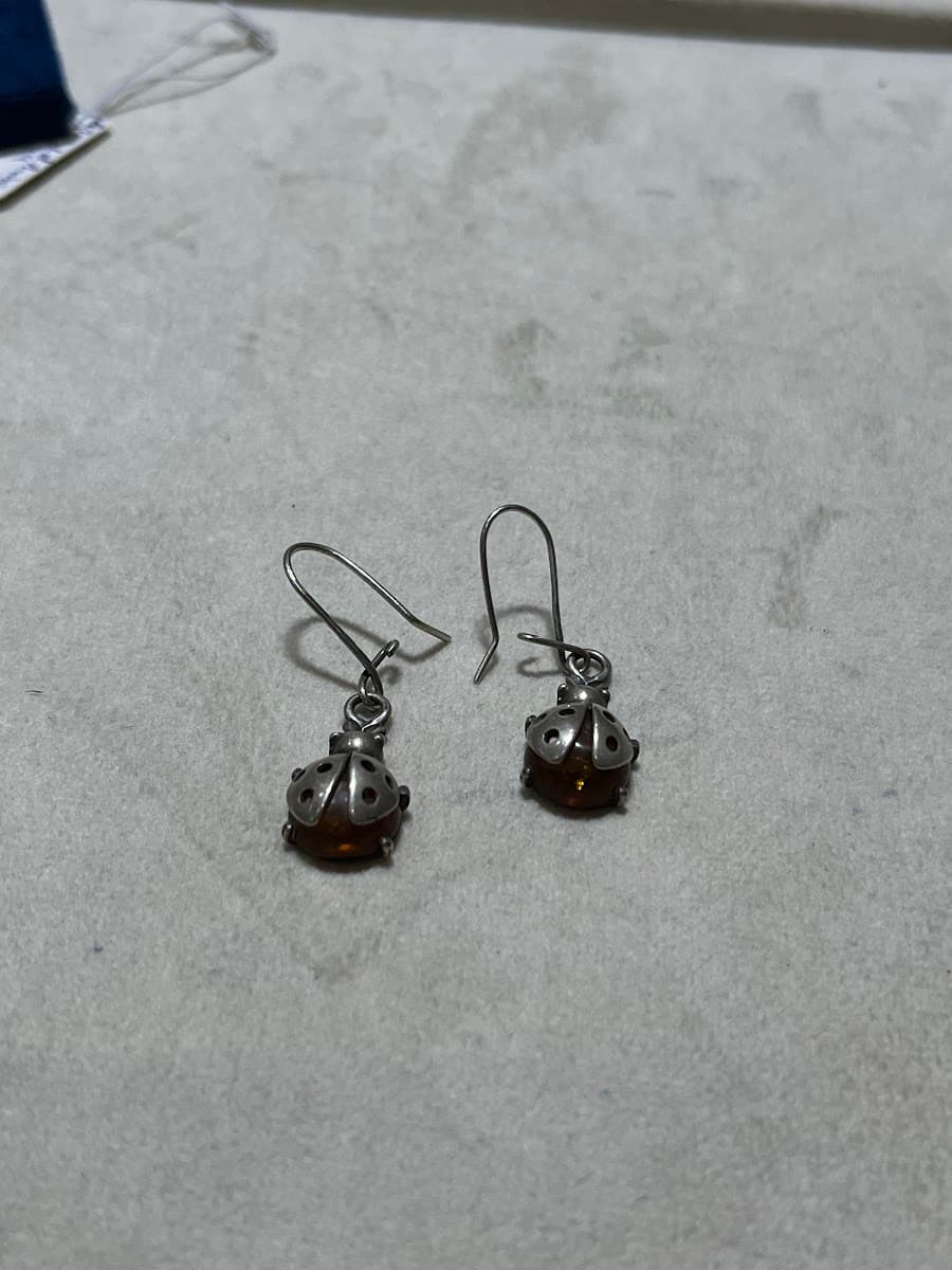 Boucles d'oreilles pendantes en argent avec motif de coccinelle et pierre ambrée