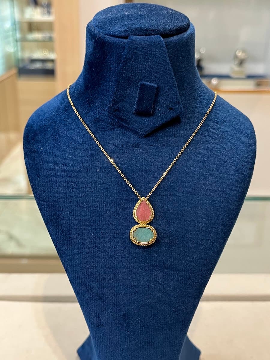 Collier en or avec pierres de couleur