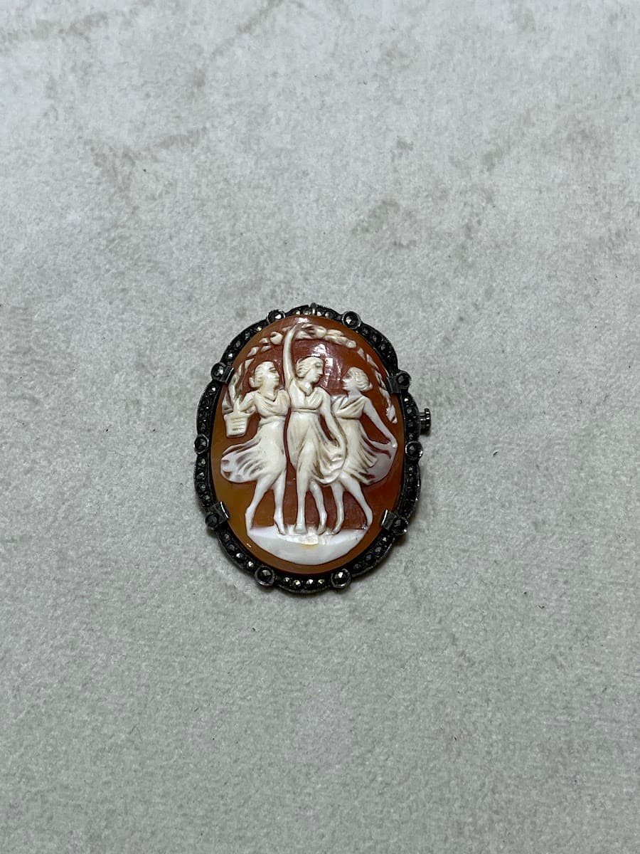 Broche Camée représentant une scène de danse