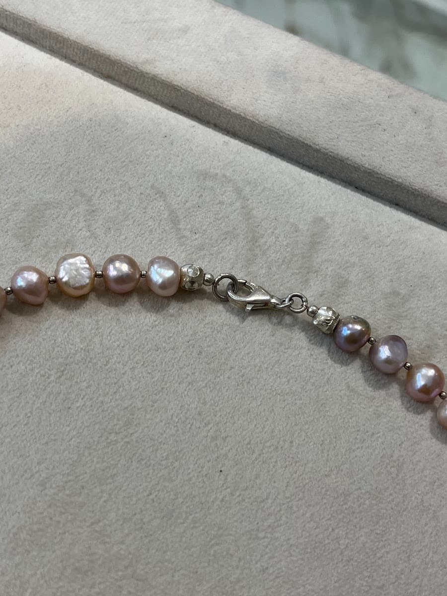 Collier de perles roses avec fermoir en argent