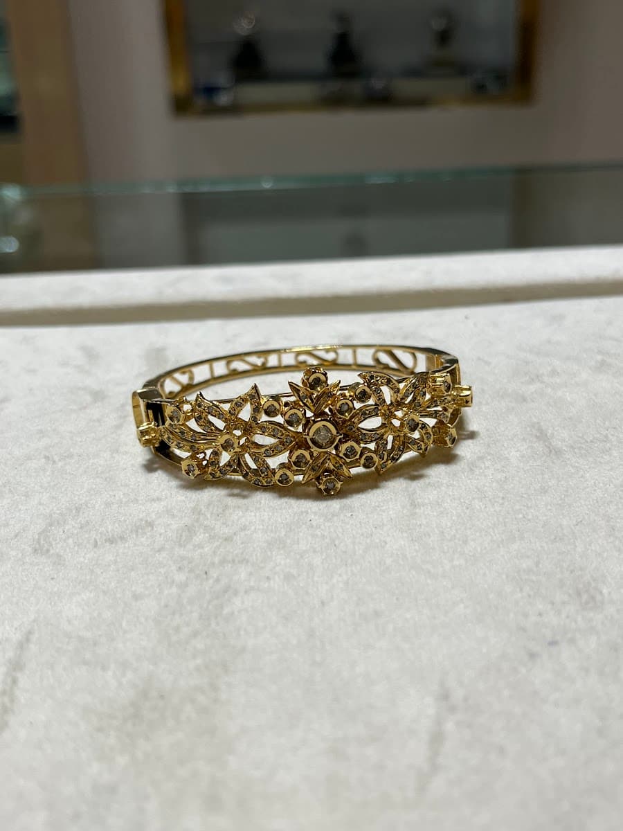 Bracelet jonc orné de motifs floraux et de pierres scintillantes