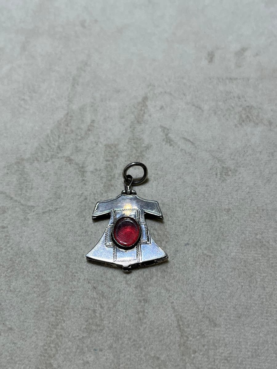 Pendentif articulé en forme de robe avec pierre rouge