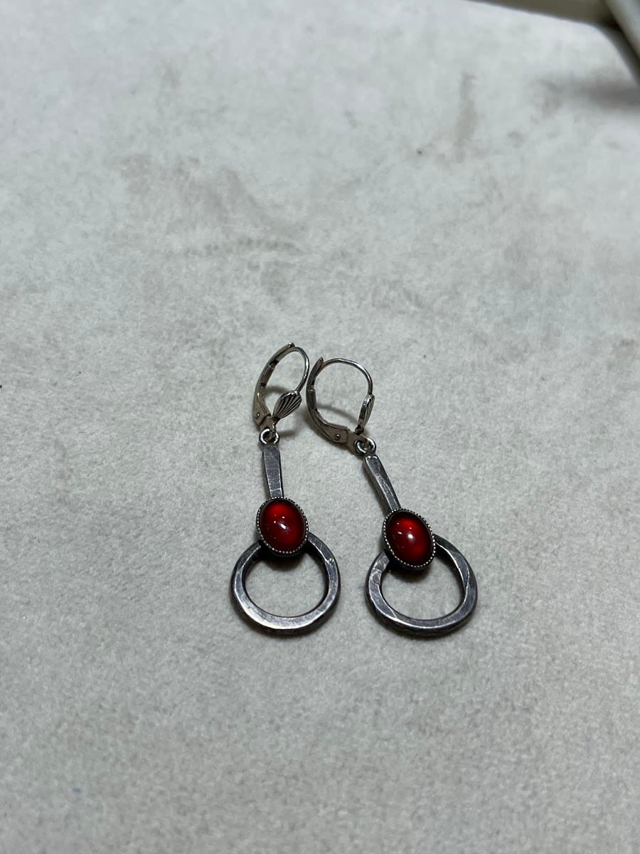 Boucles d'oreilles pendantes en argent et cabochons rouge