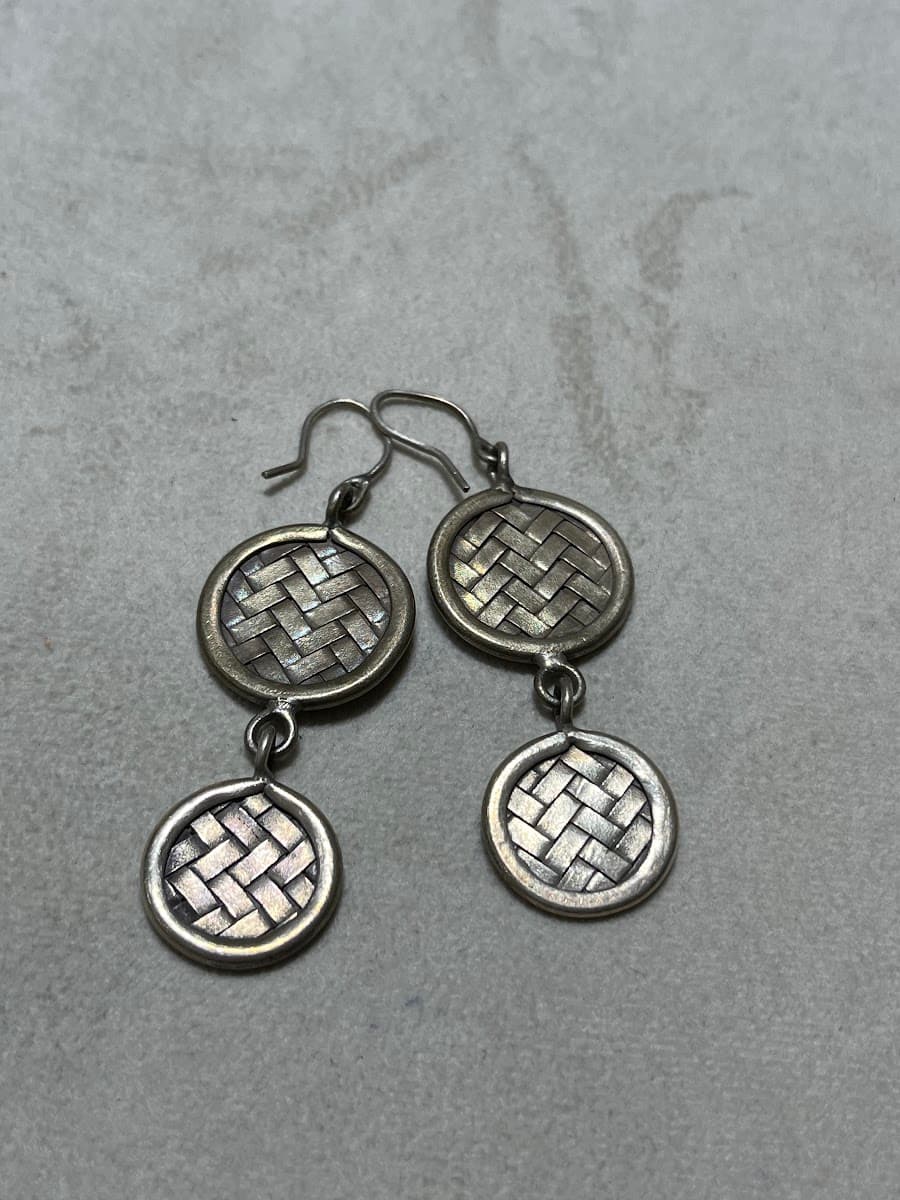 Boucles d'oreilles pendantes en argent avec motif tressé